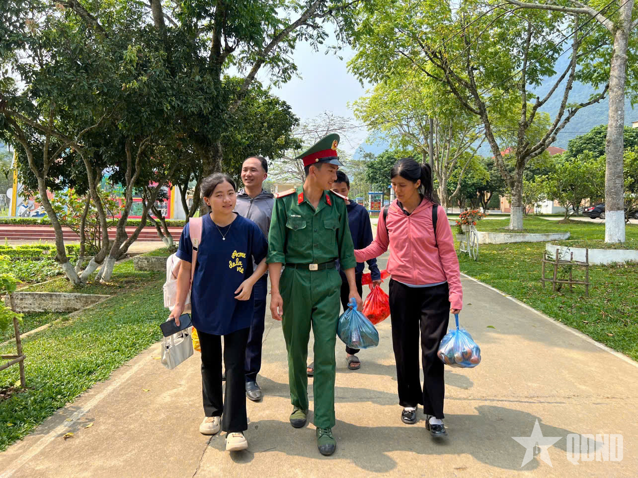 Ấm tình hậu phương tiếp sức chiến sĩ mới ở Trung đoàn 877

